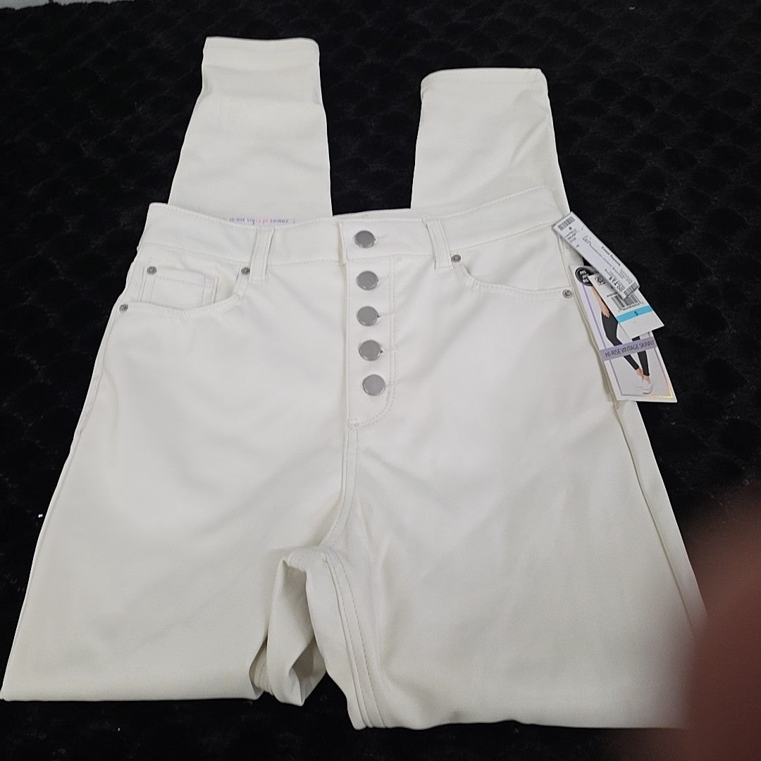TINSELTOWN Size 7 White Pants