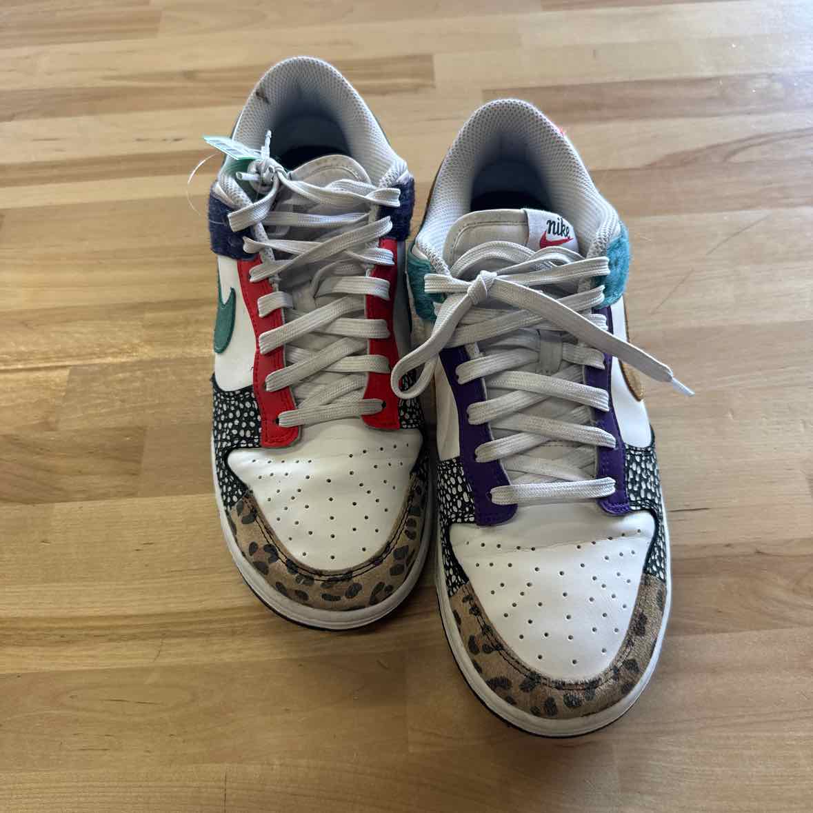 Nike Size 9.5 Multi-Color Preloved Sneakers