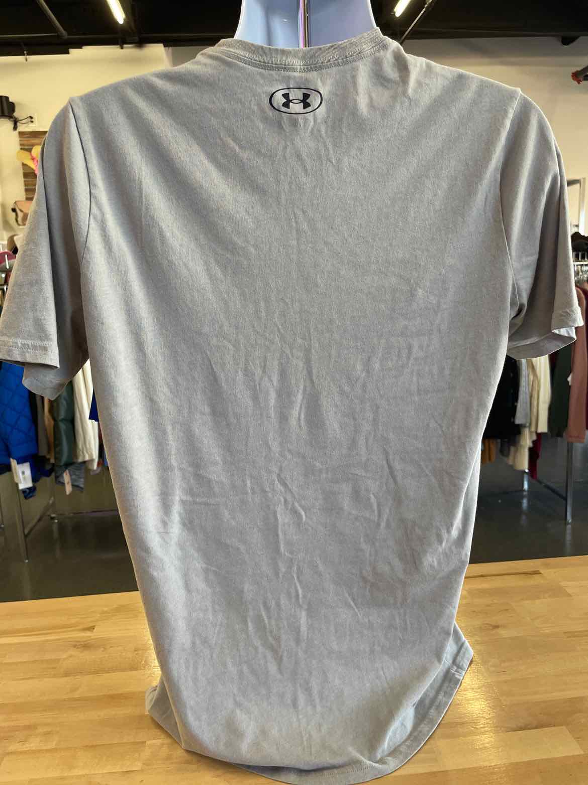 Under Armour Size M Gray MENS T-shirt