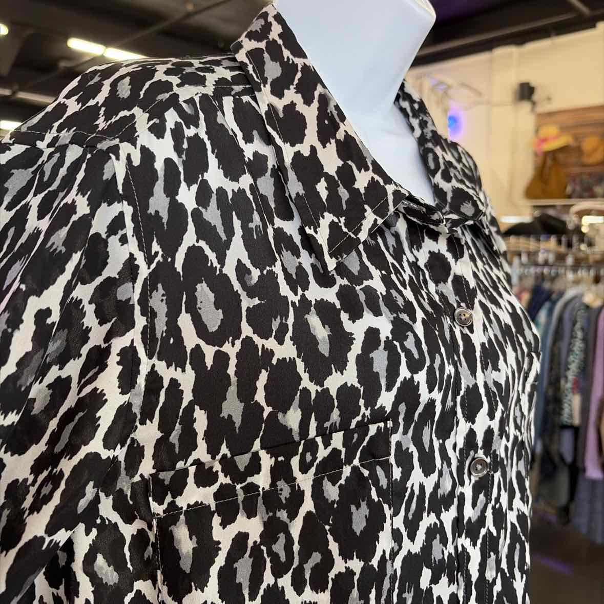 Jones New York Size XL Black & White Preloved Button Down LS