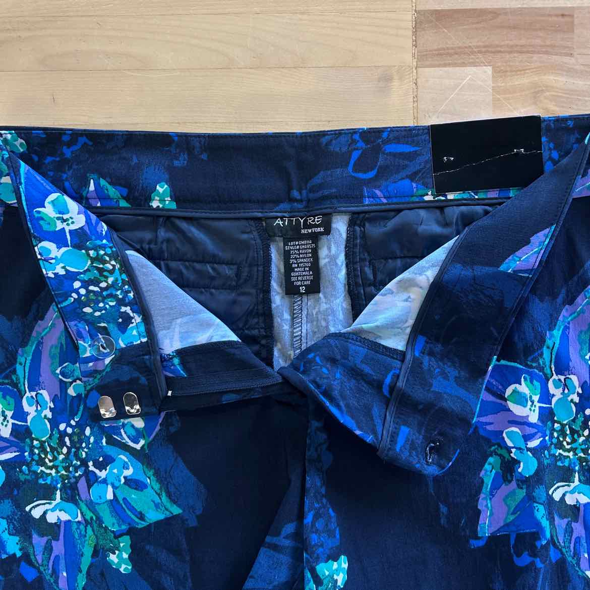 Attyre Women Size 12 Blue New Shorts