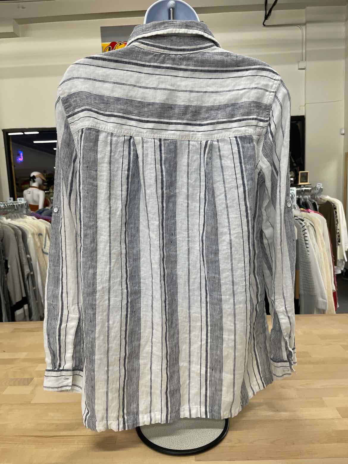 Athleta Size M Gray & White Button Down Shirt