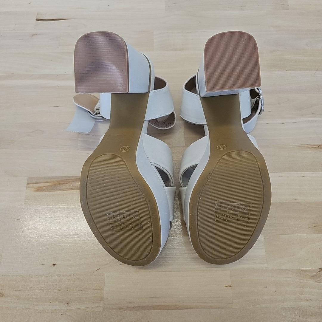 Journee Collection Shoe Size 9 White Heels