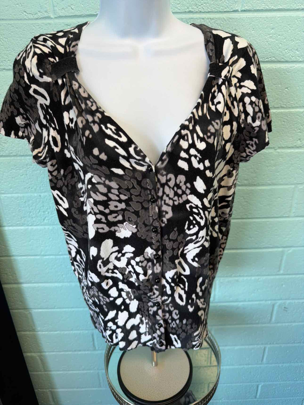 East 5th Size L White & Black Sweater