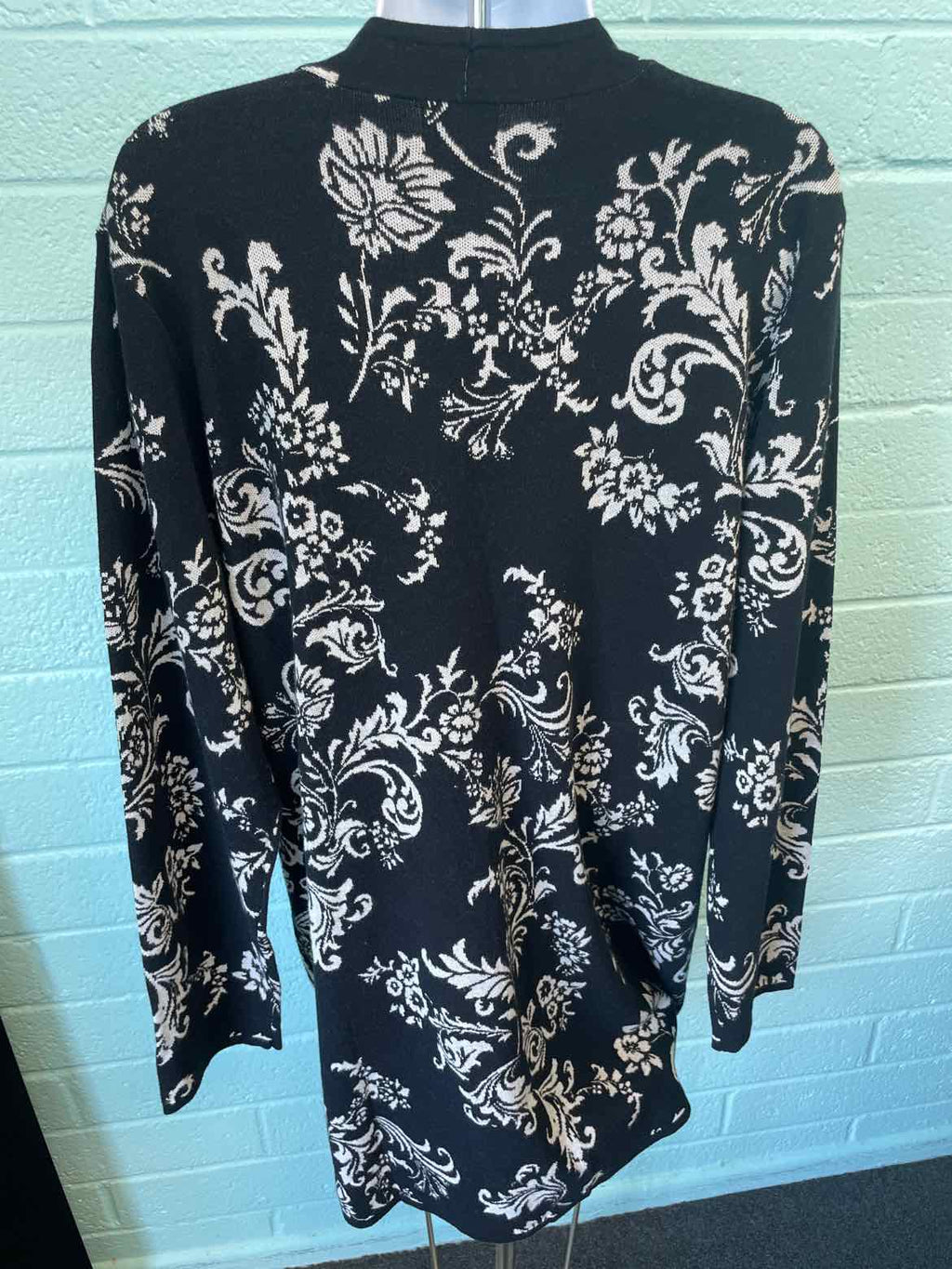 JM Collection Size XL White & Black Duster