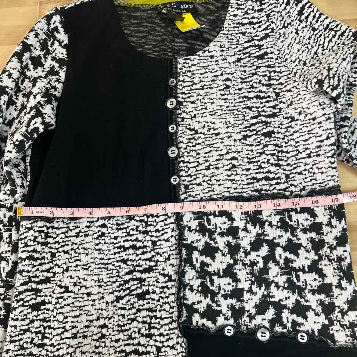 True Essence Size M Black White Preloved Tunic