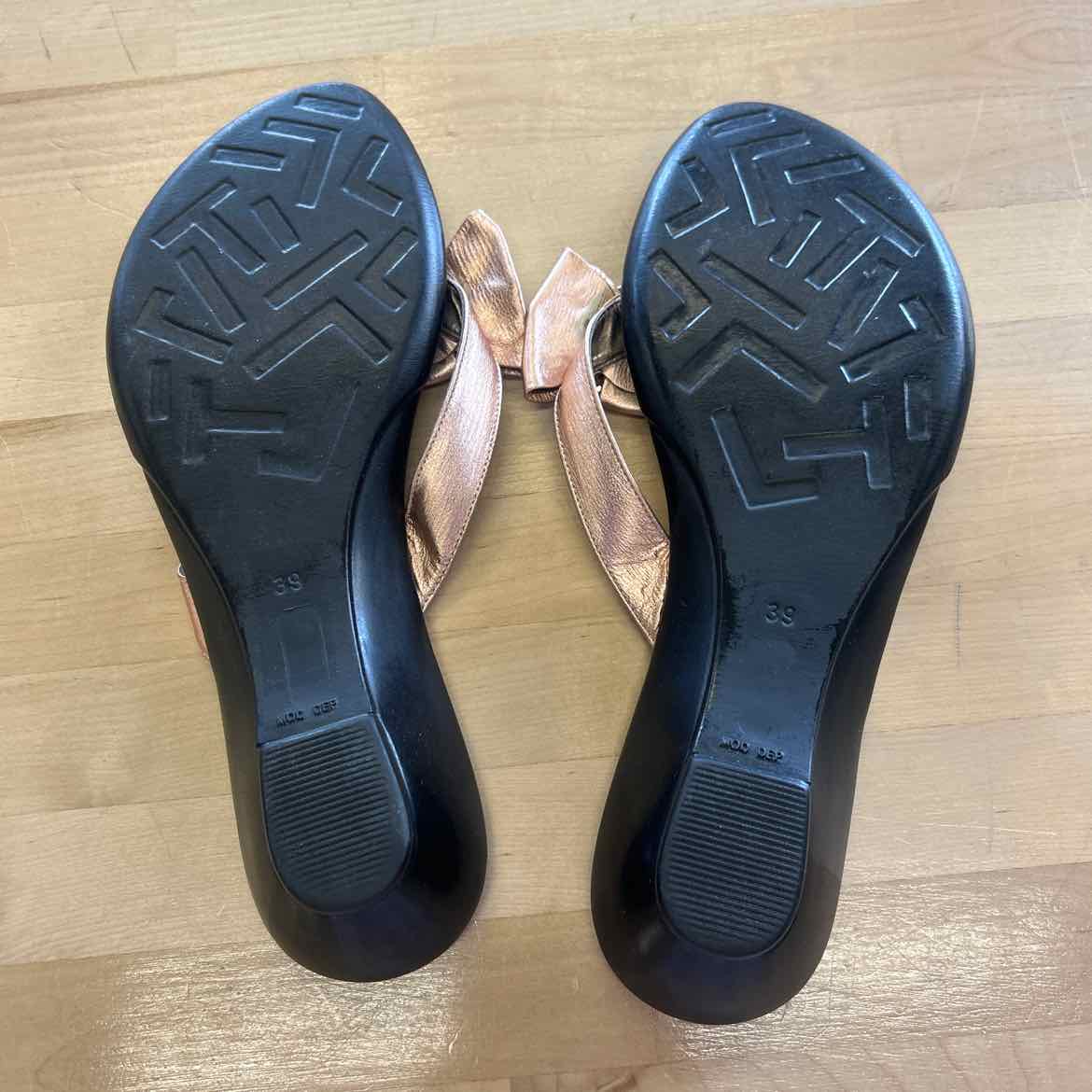 Dezario Size 8 Pink Preloved Sandals