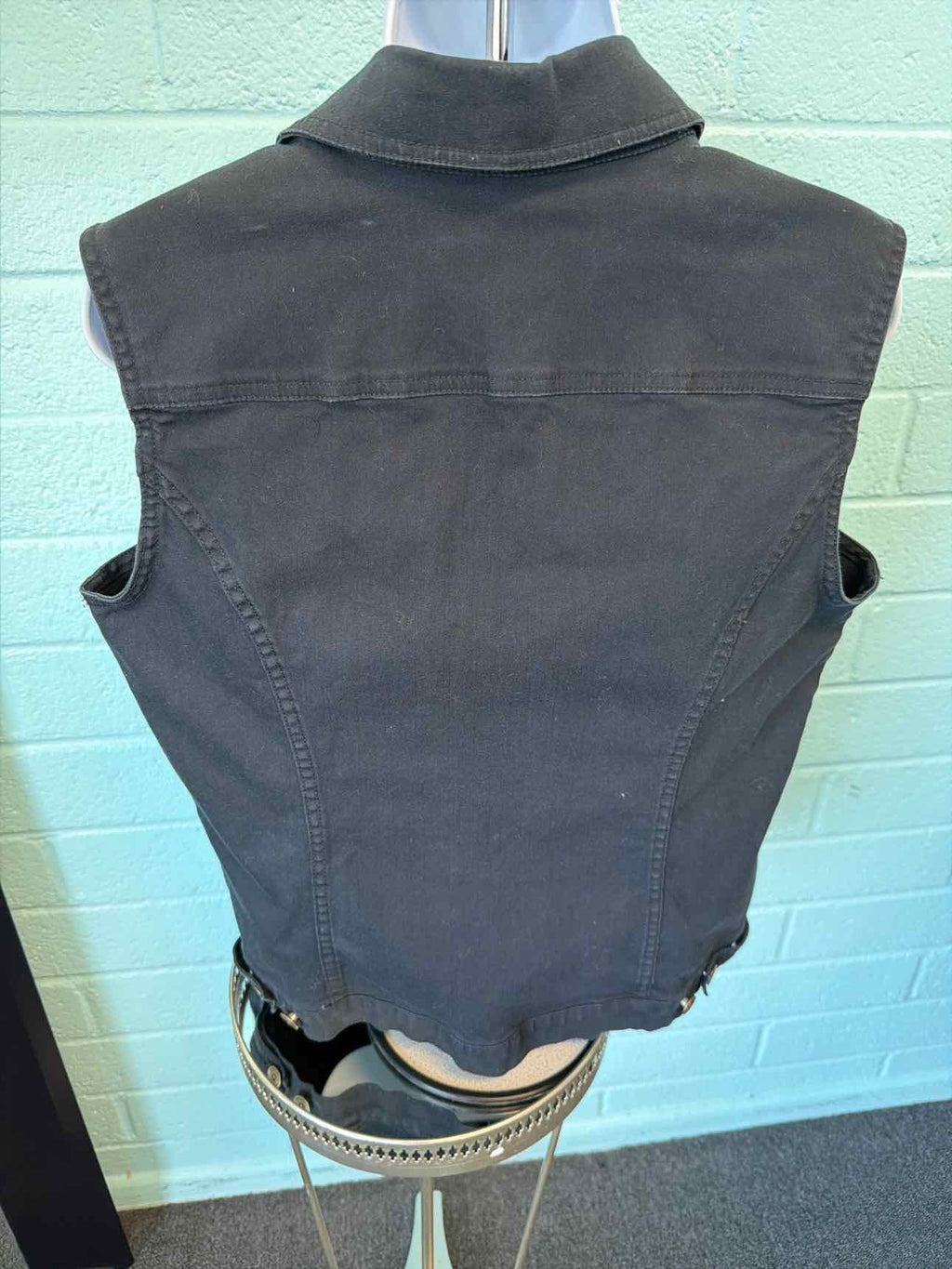 D & Co. Size M Black Vest