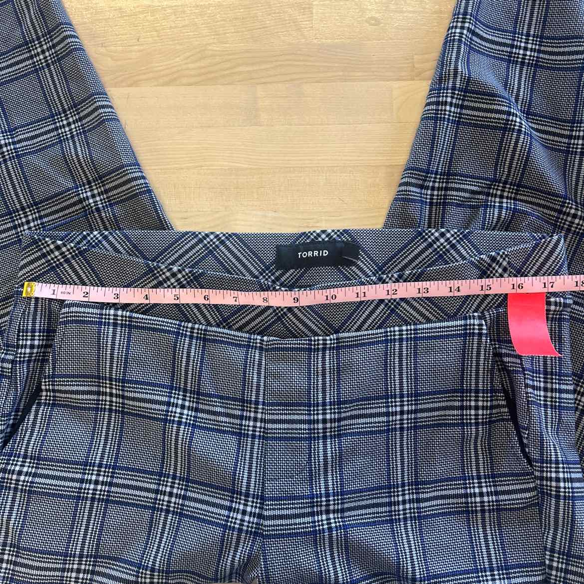 Torrid Size 1X Black/White/Blue Used Pants