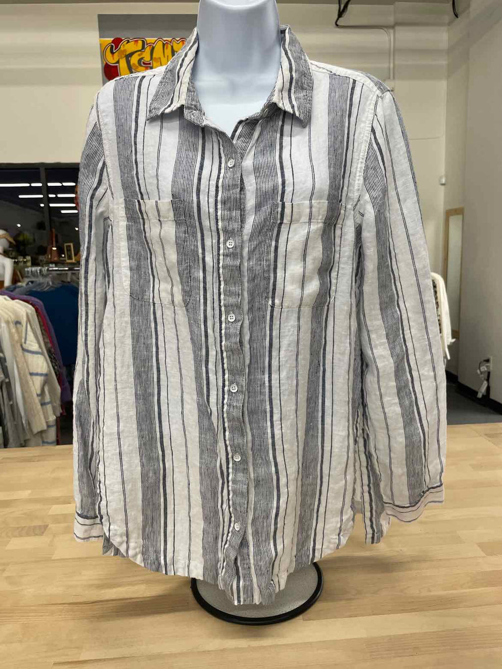 Athleta Size M Gray & White Button Down Shirt