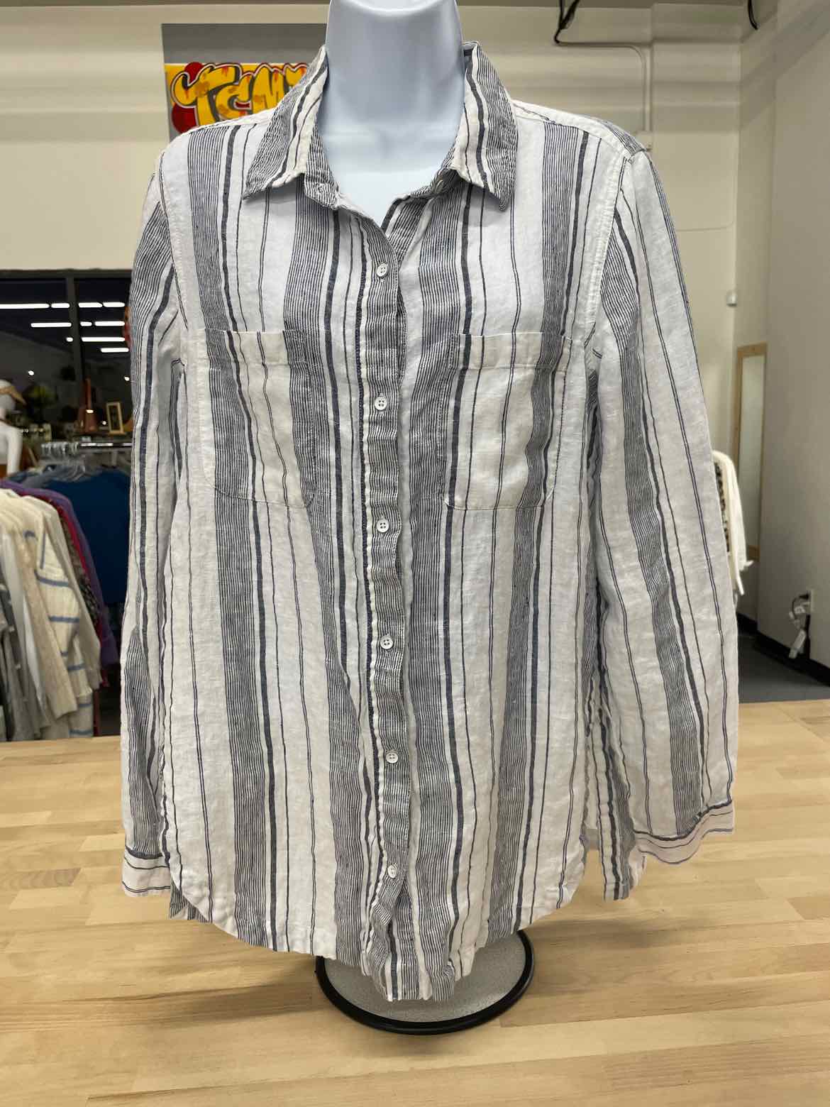 Athleta Size M Gray & White Button Down Shirt