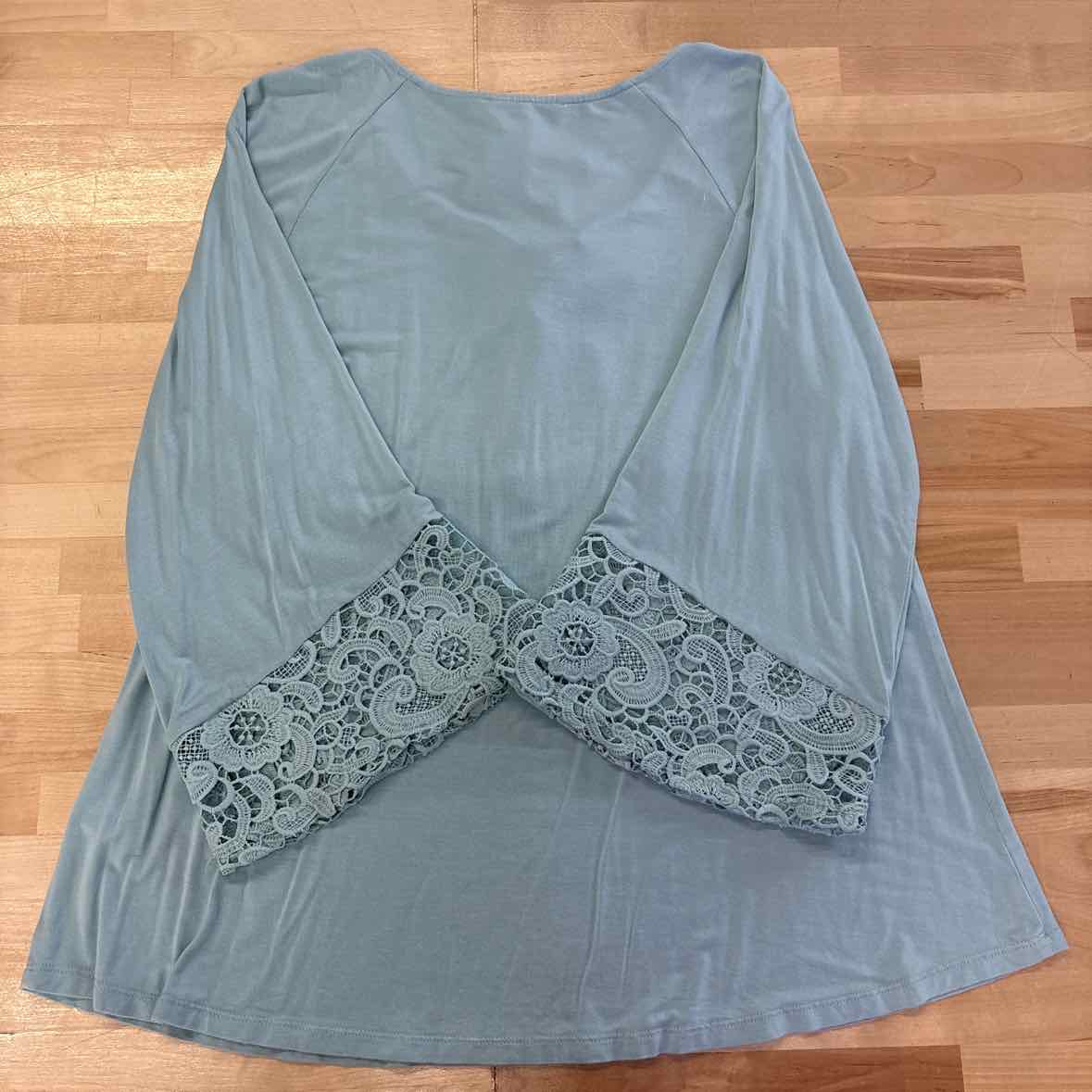 Cable & Gauge Size L Teal Blouse