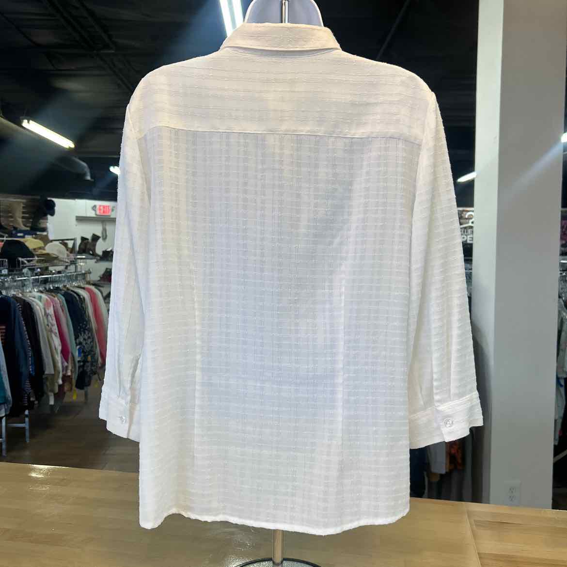 Christopher & Banks Size M White Ribbed Preloved Button Down LS