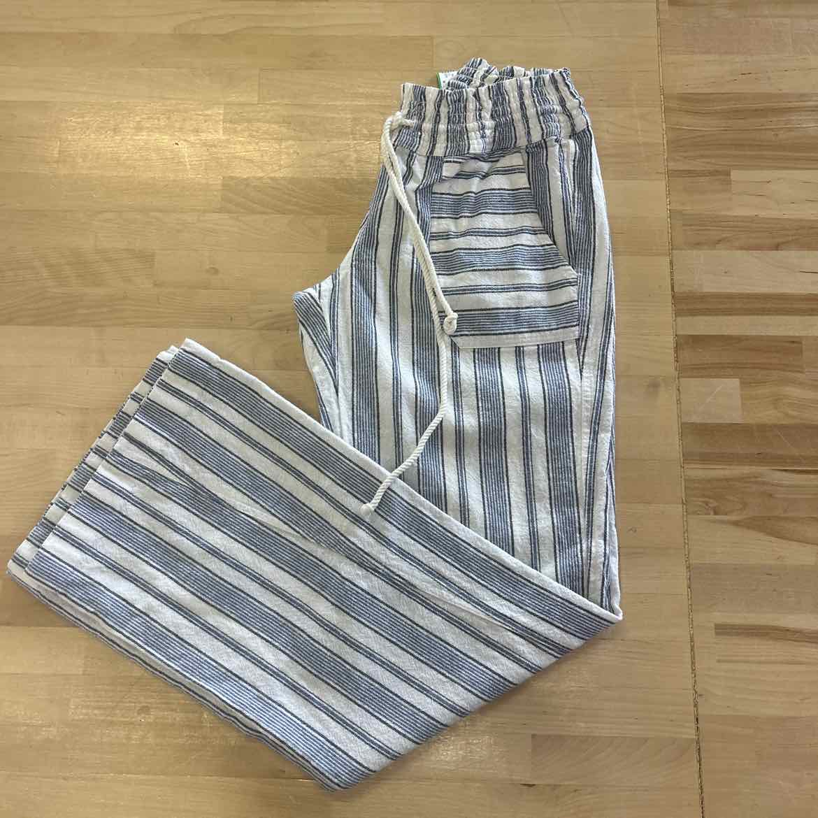 Roxy Size M Blue & White Preloved Lounge