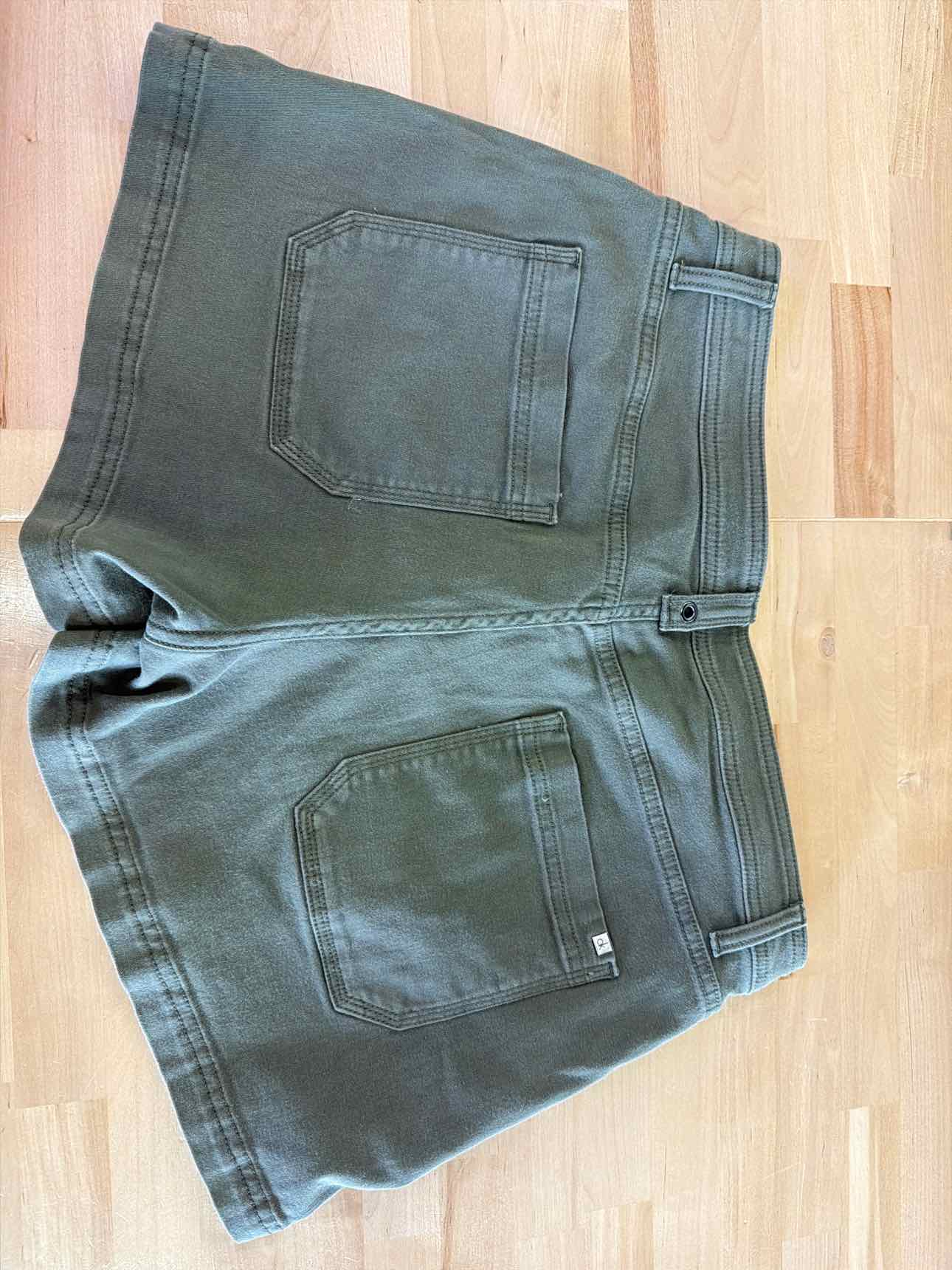 Calvin Klein Women Size 31 Green Preloved Shorts