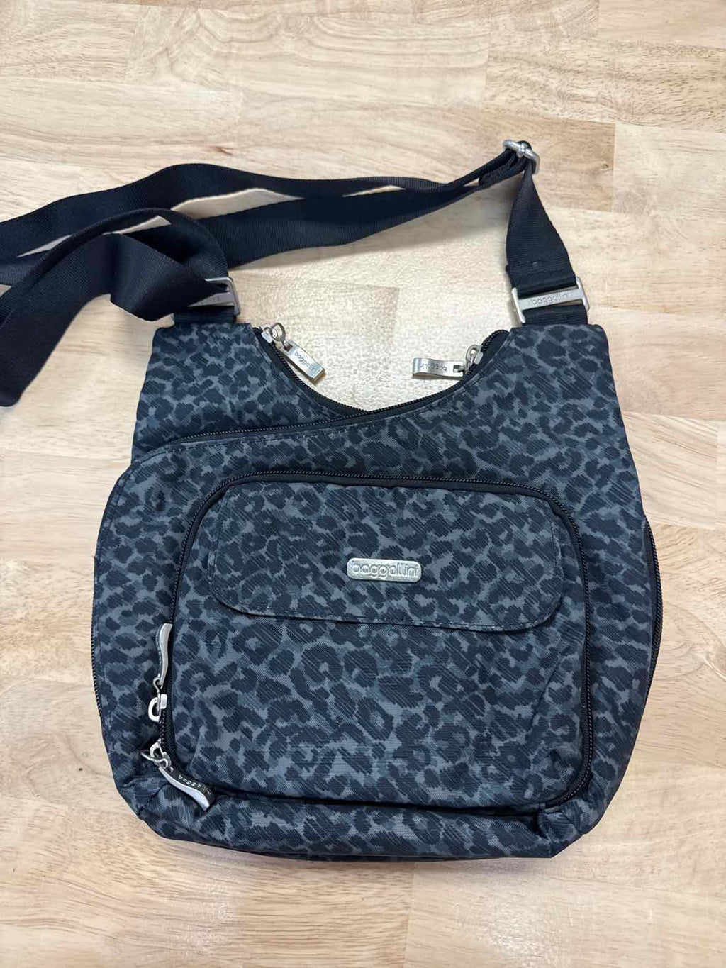 Baggallini Black & Gray Crossbody Preloved Handbag