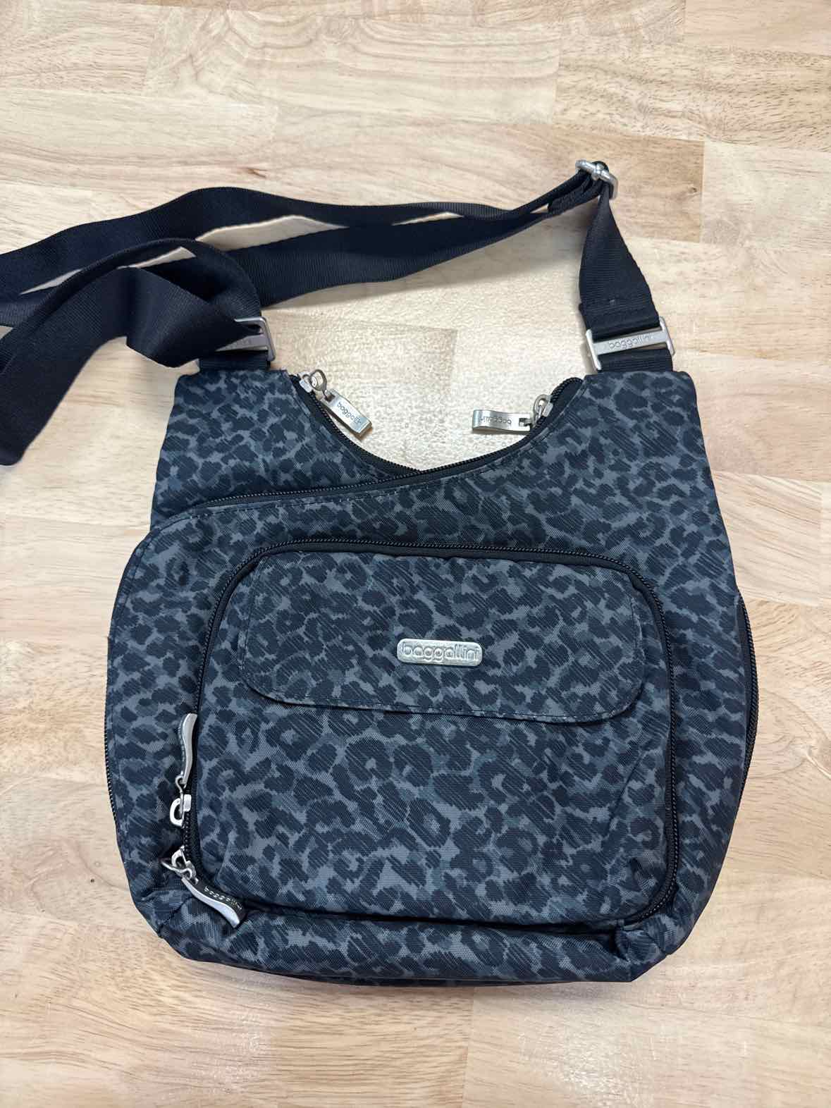 Baggallini Black & Gray Crossbody Preloved Handbag