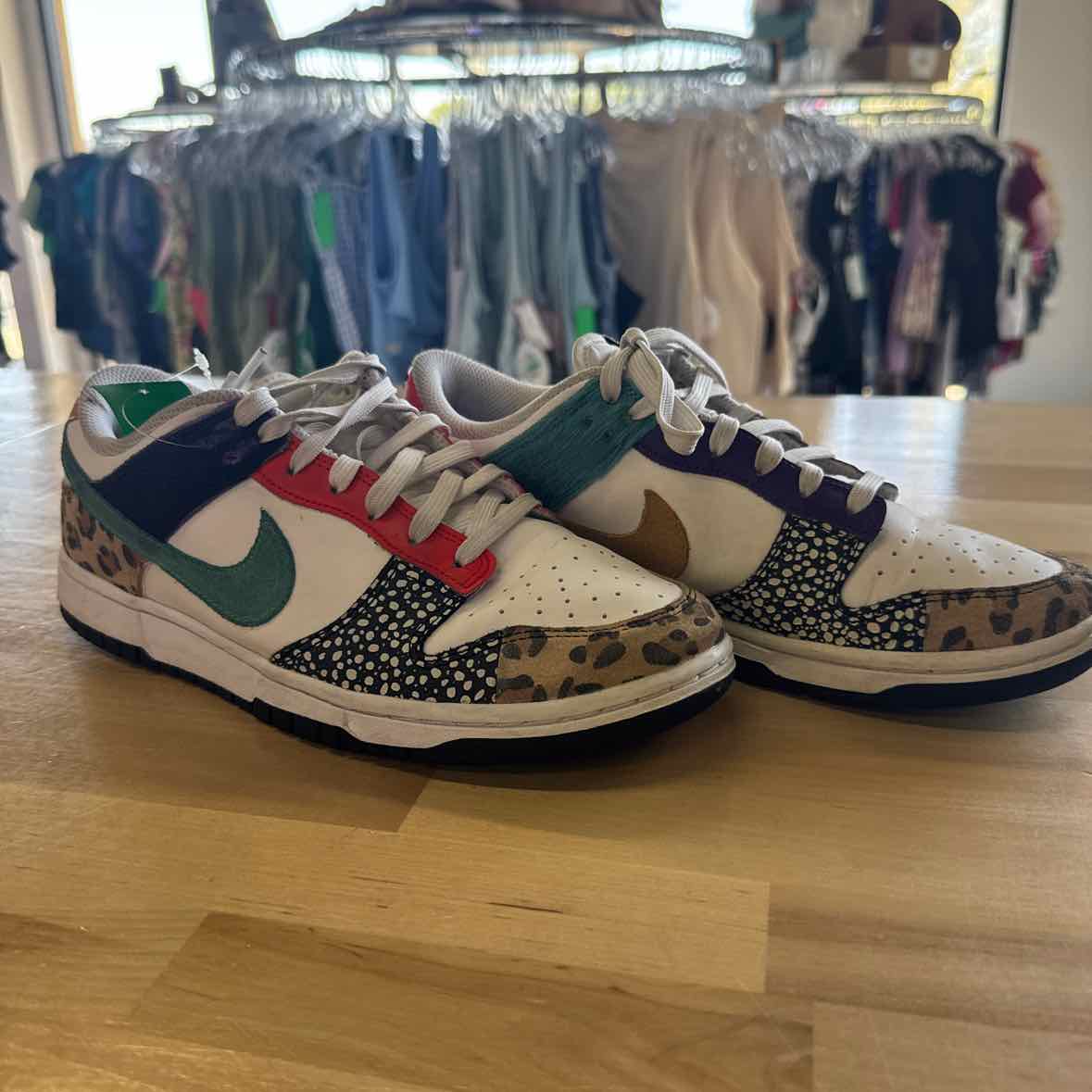 Nike Size 9.5 Multi-Color Preloved Sneakers