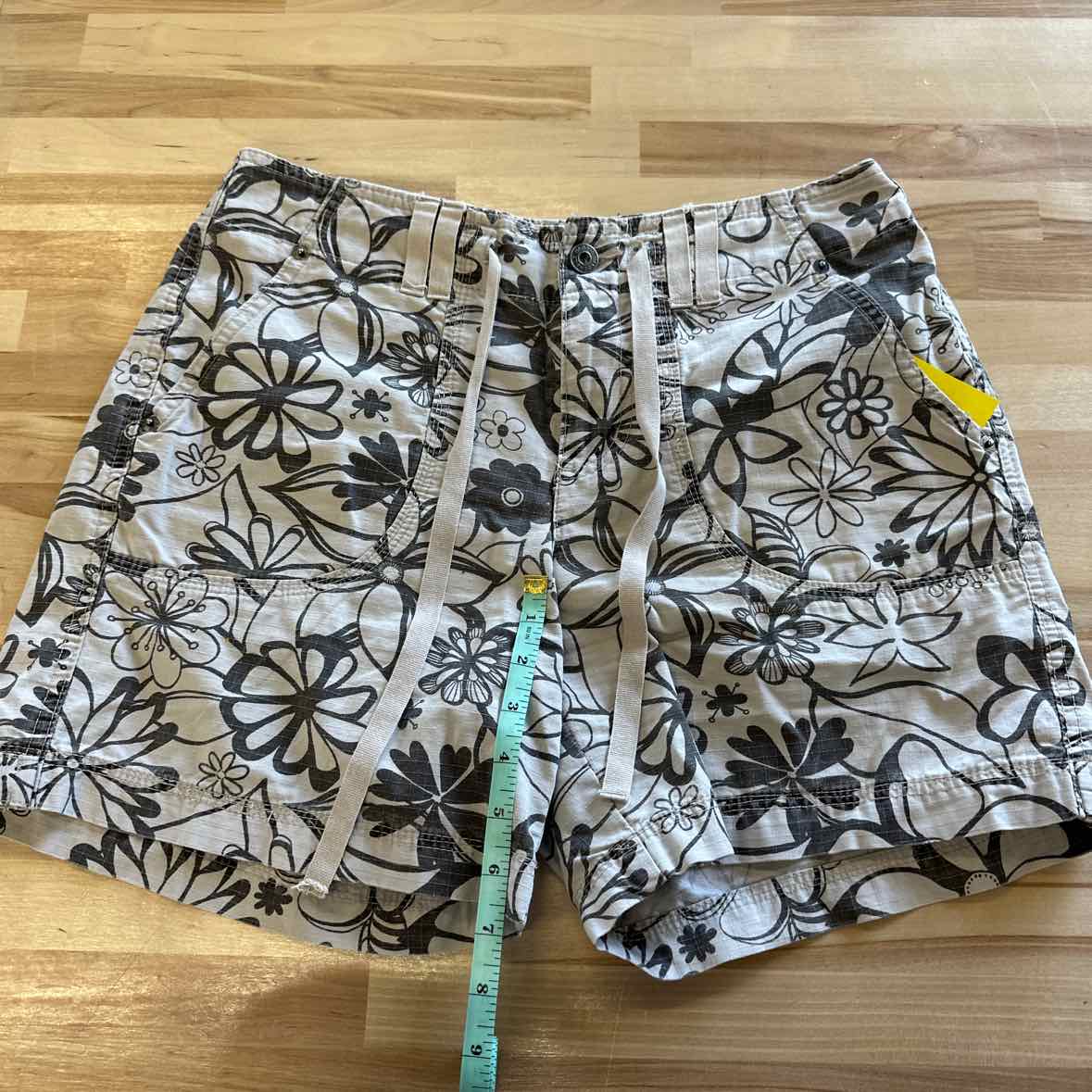 Gloria Vanderbilt Size 6 Gray Shorts
