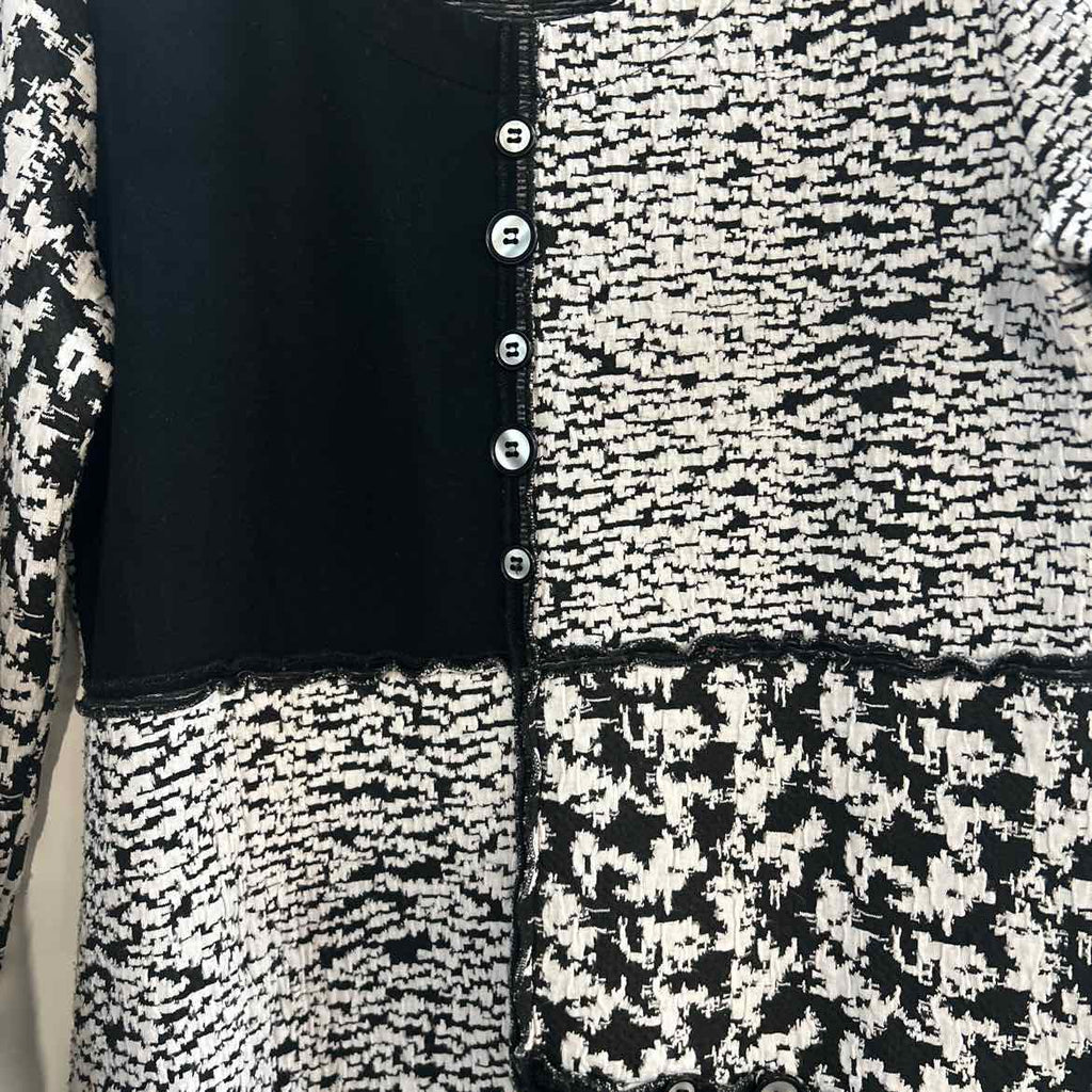 True Essence Size M Black White Preloved Tunic