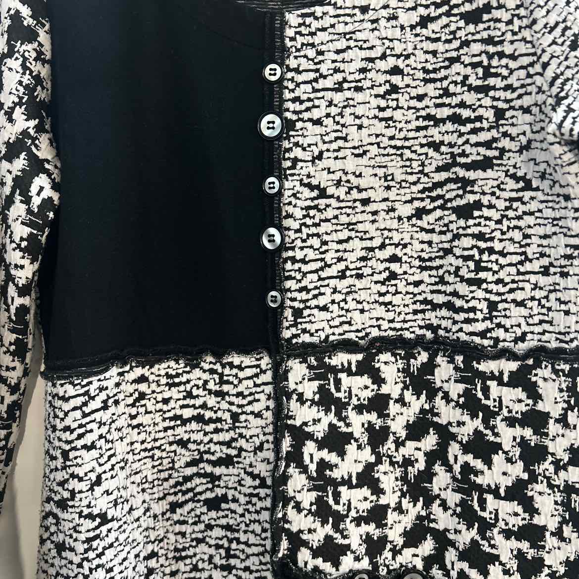 True Essence Size M Black White Preloved Tunic