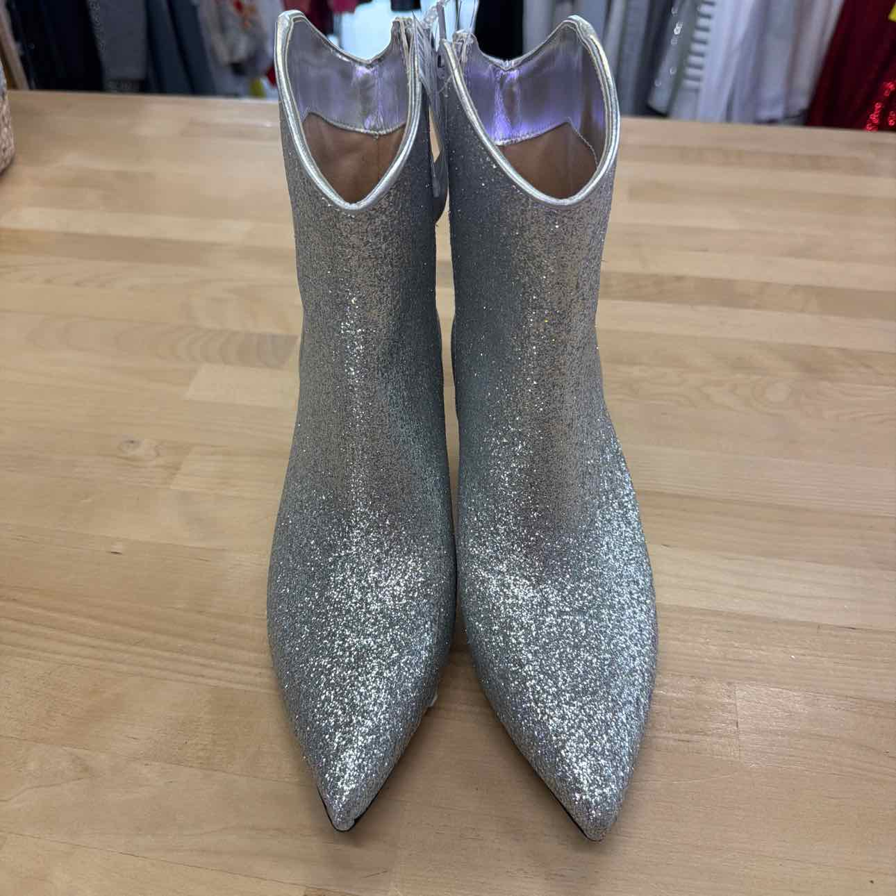 On 34th Aatira Tulip Booties - Silver Glitter Size 5.5