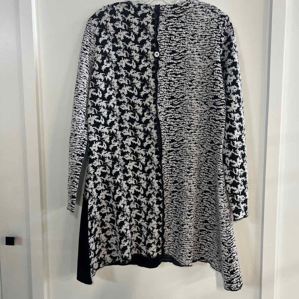 True Essence Size M Black White Preloved Tunic