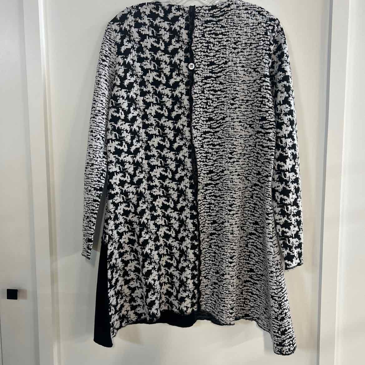 True Essence Size M Black White Preloved Tunic