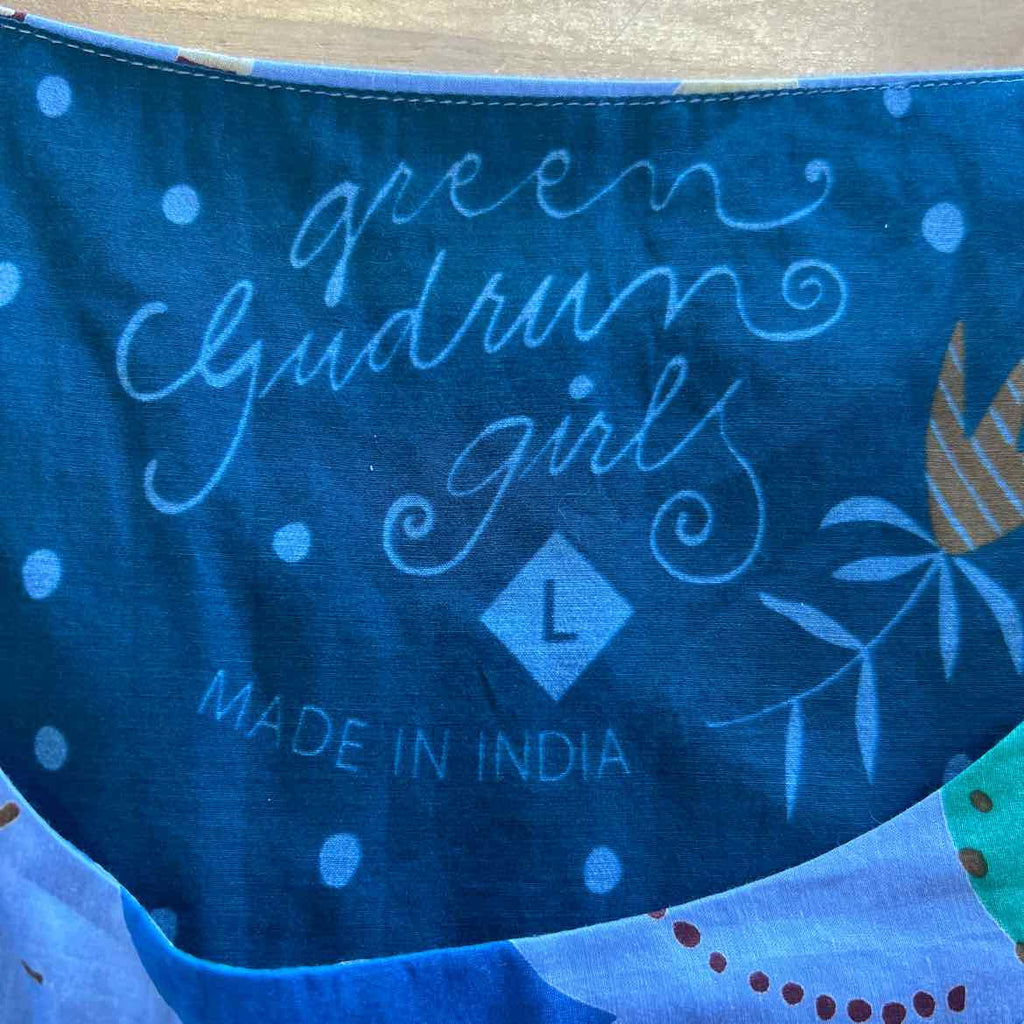 Queen collection Size L Blue Long Sleeve