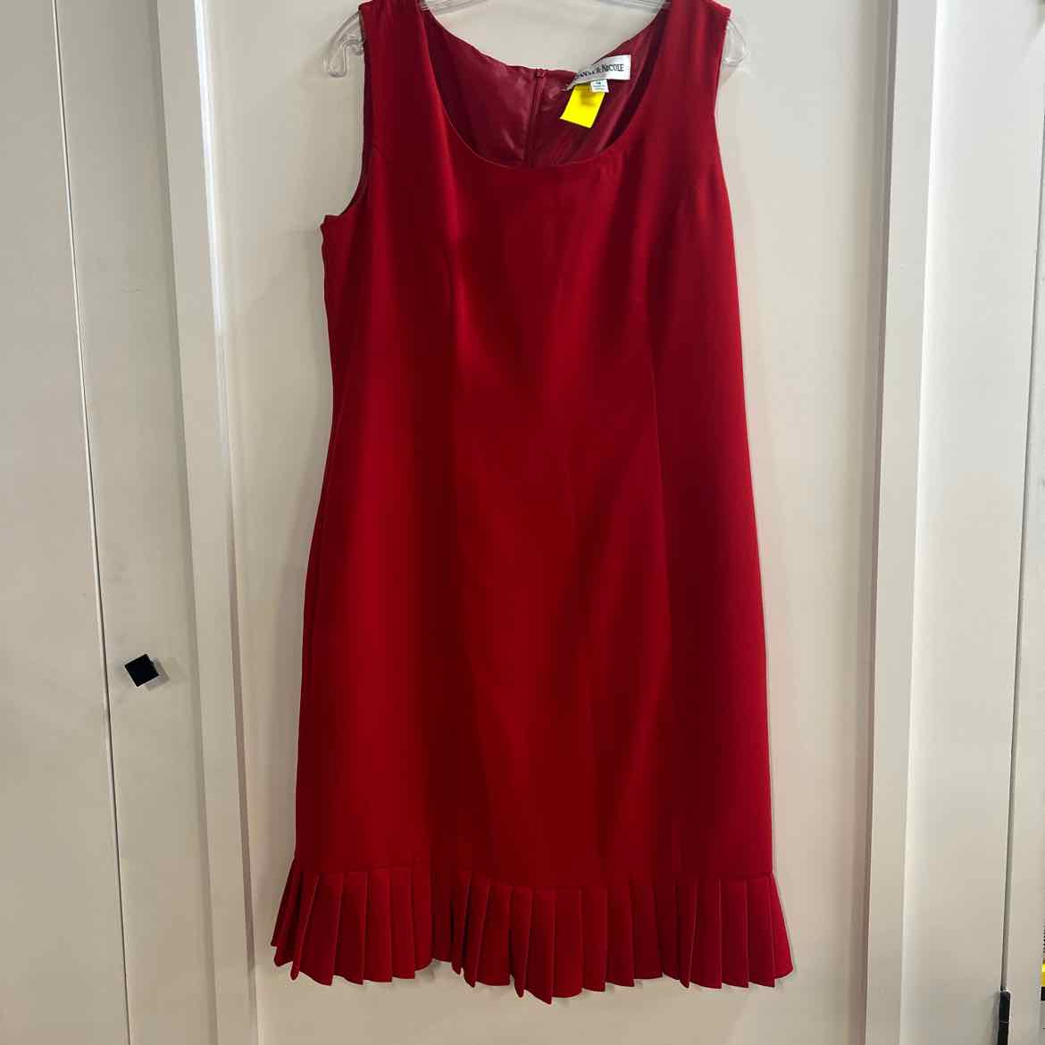 Danny & Nicole Size 14 Red Preloved Dress
