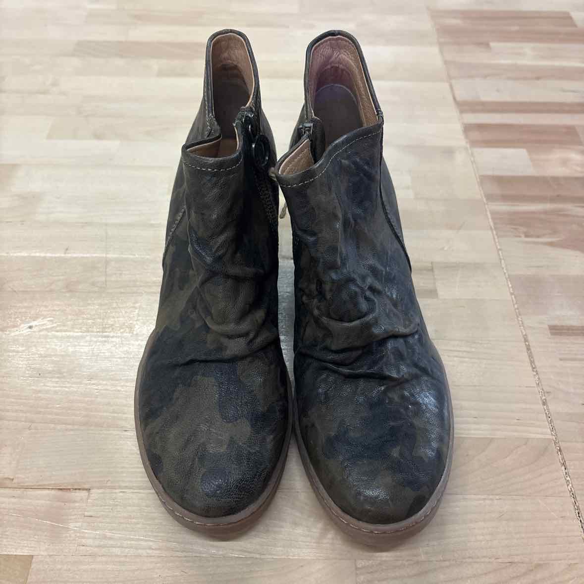 Sofft Size 10 Camo Boots