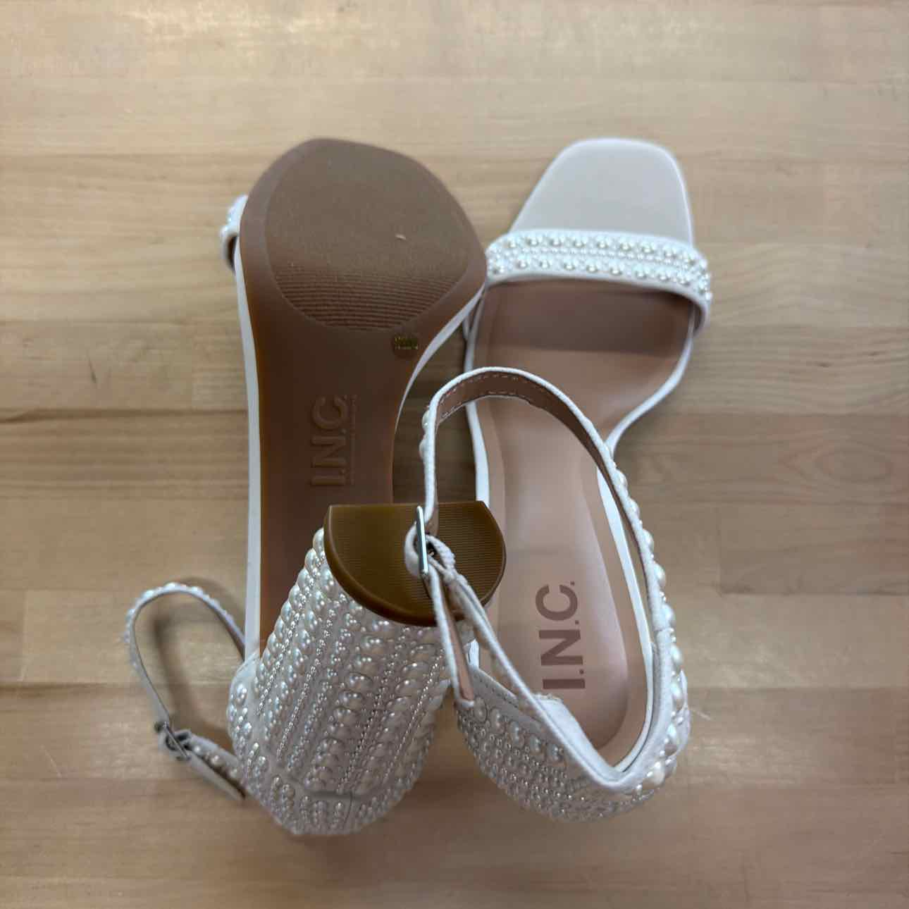 Tommy Hilfiger Size 6.5 White New Sandals