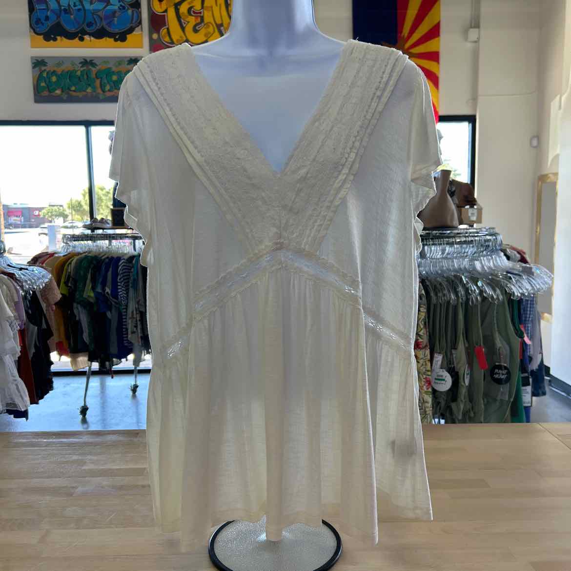 Torrid Size 0 White Preloved Blouse SS
