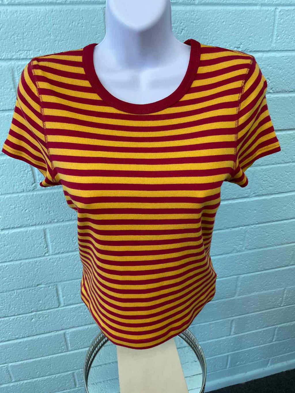 Jones New York Size S Gold & Red T-shirt