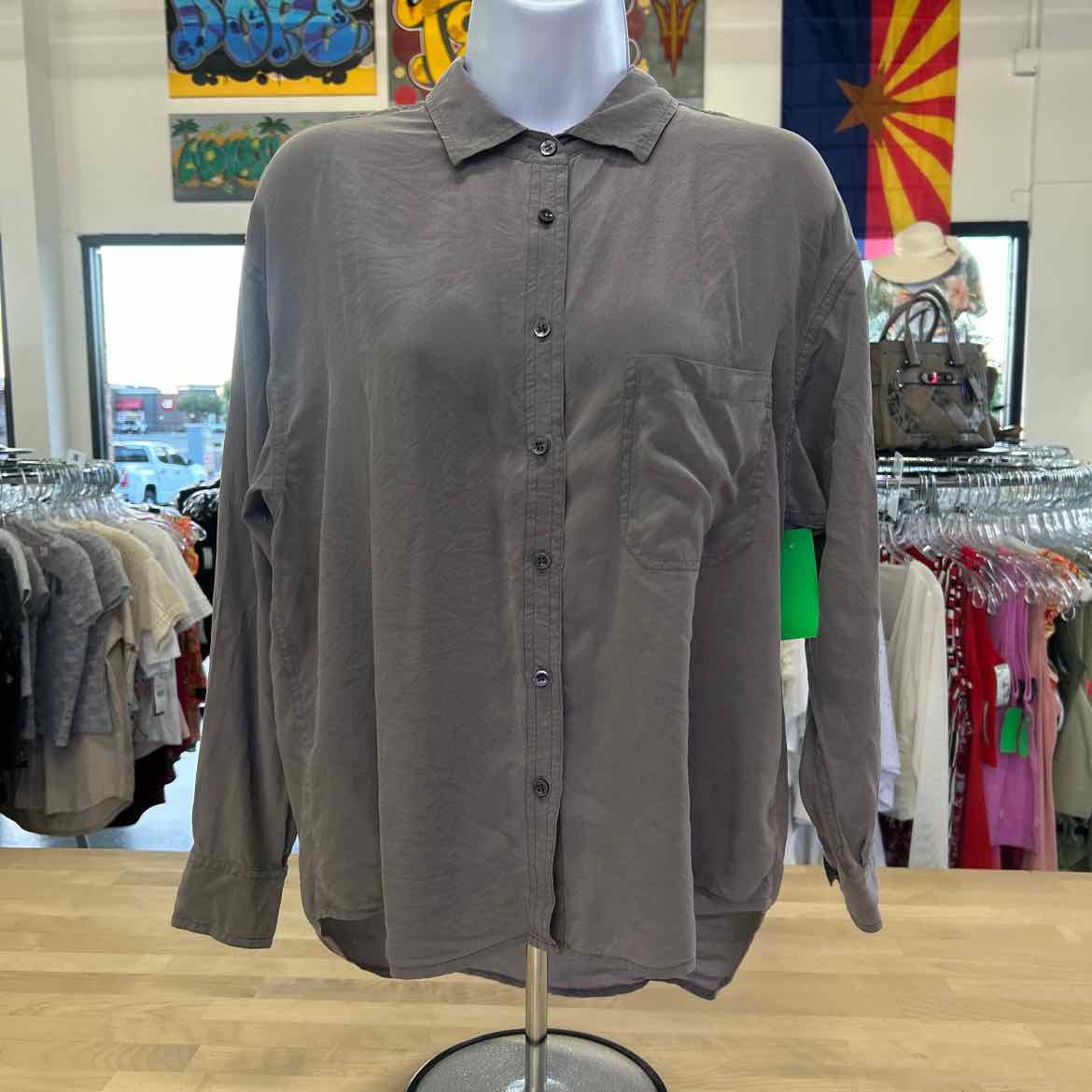 Equipment Size M Gray Silk Preloved Button Down LS