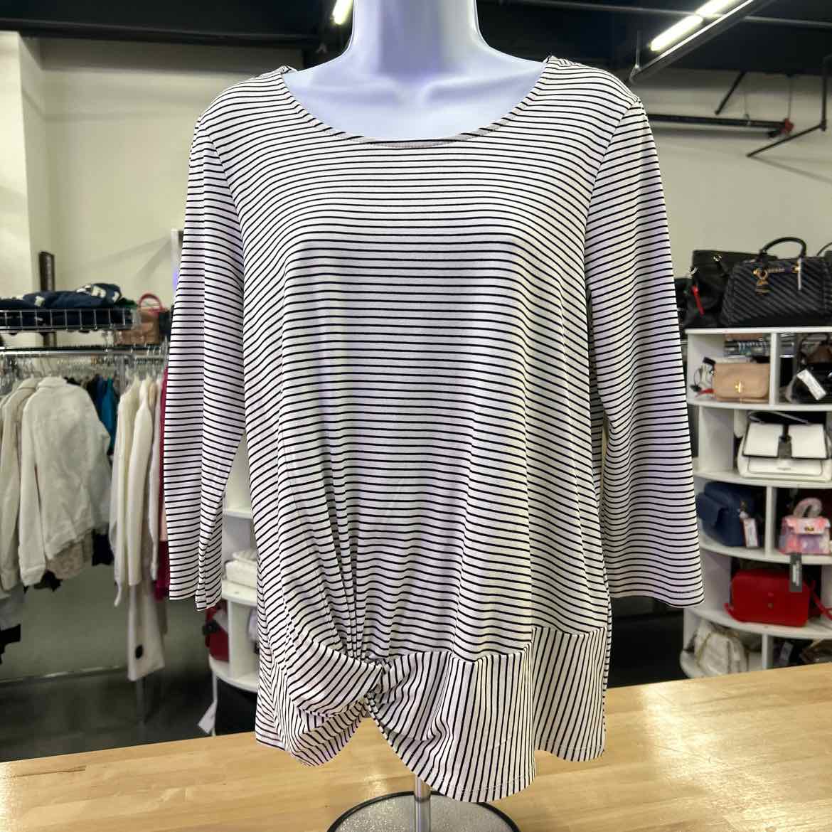Chico's Size 1 Black Used Longsleeve