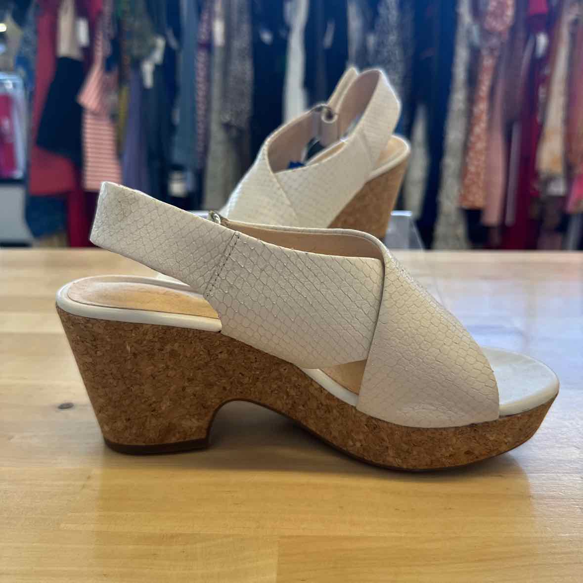 Clarks Shoe Size 6 Cream Sandals