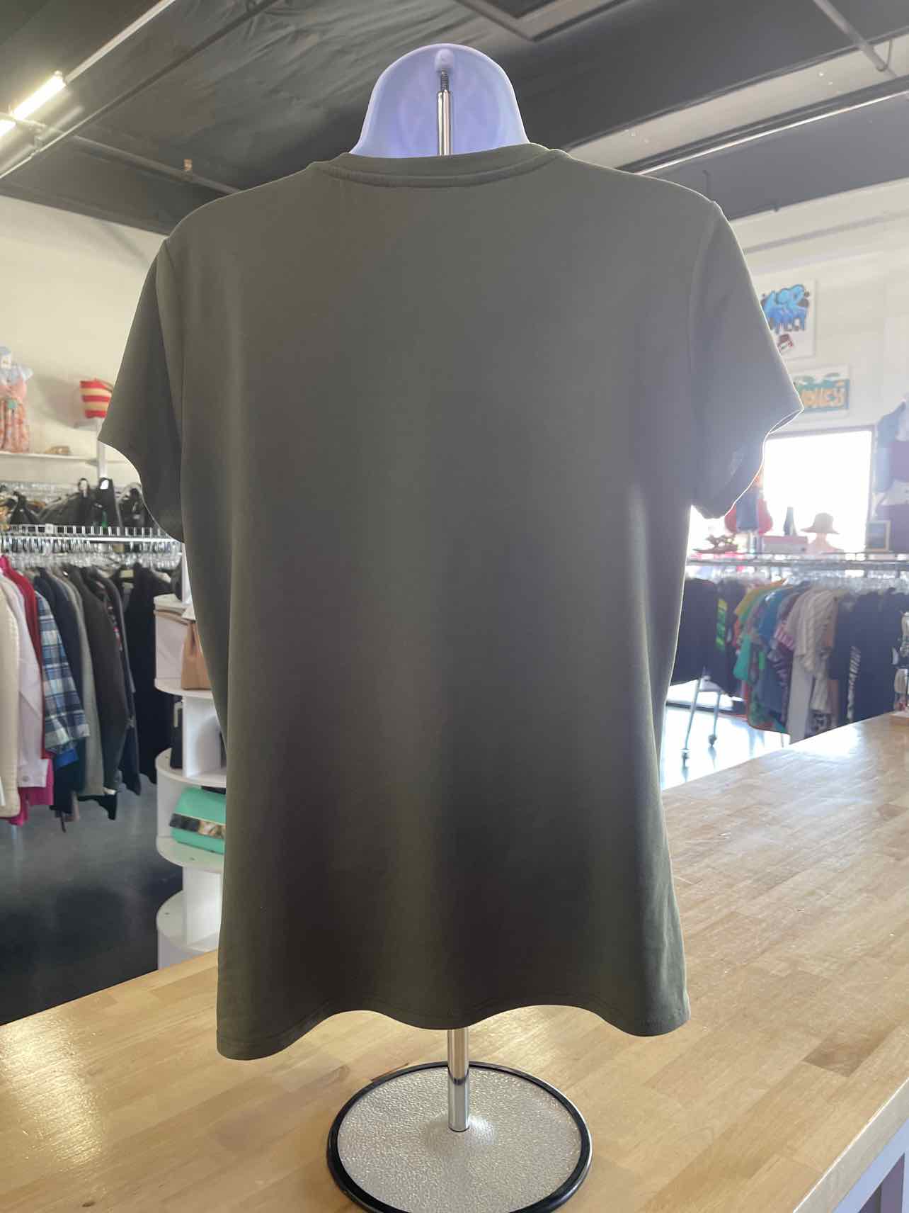 Bebe Size M Green Preloved T-Shirt SS