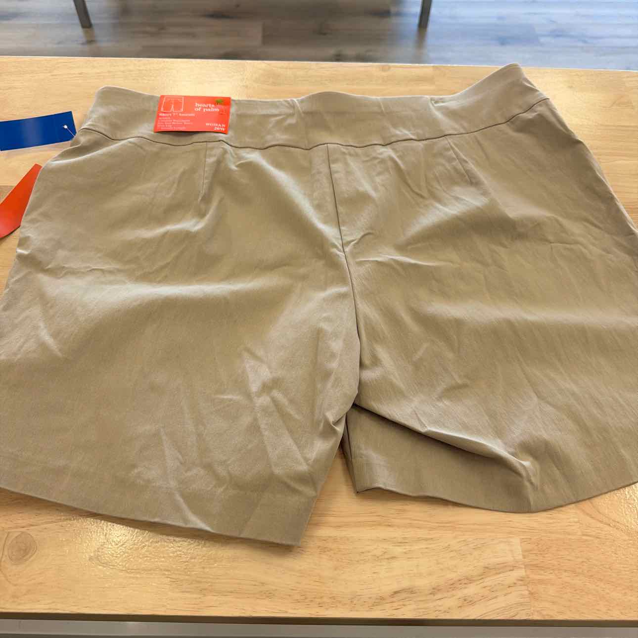 Hearts of palm Women Size 20W Tan New Shorts
