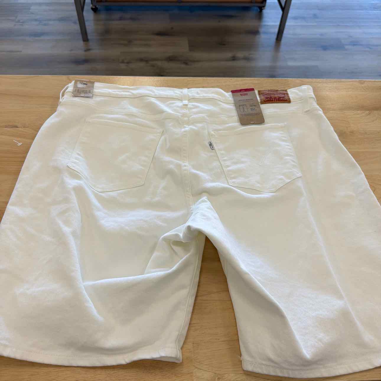 Levi's Women Size 22 White New Shorts Shaping Bermuda Women's Shorts plus sized