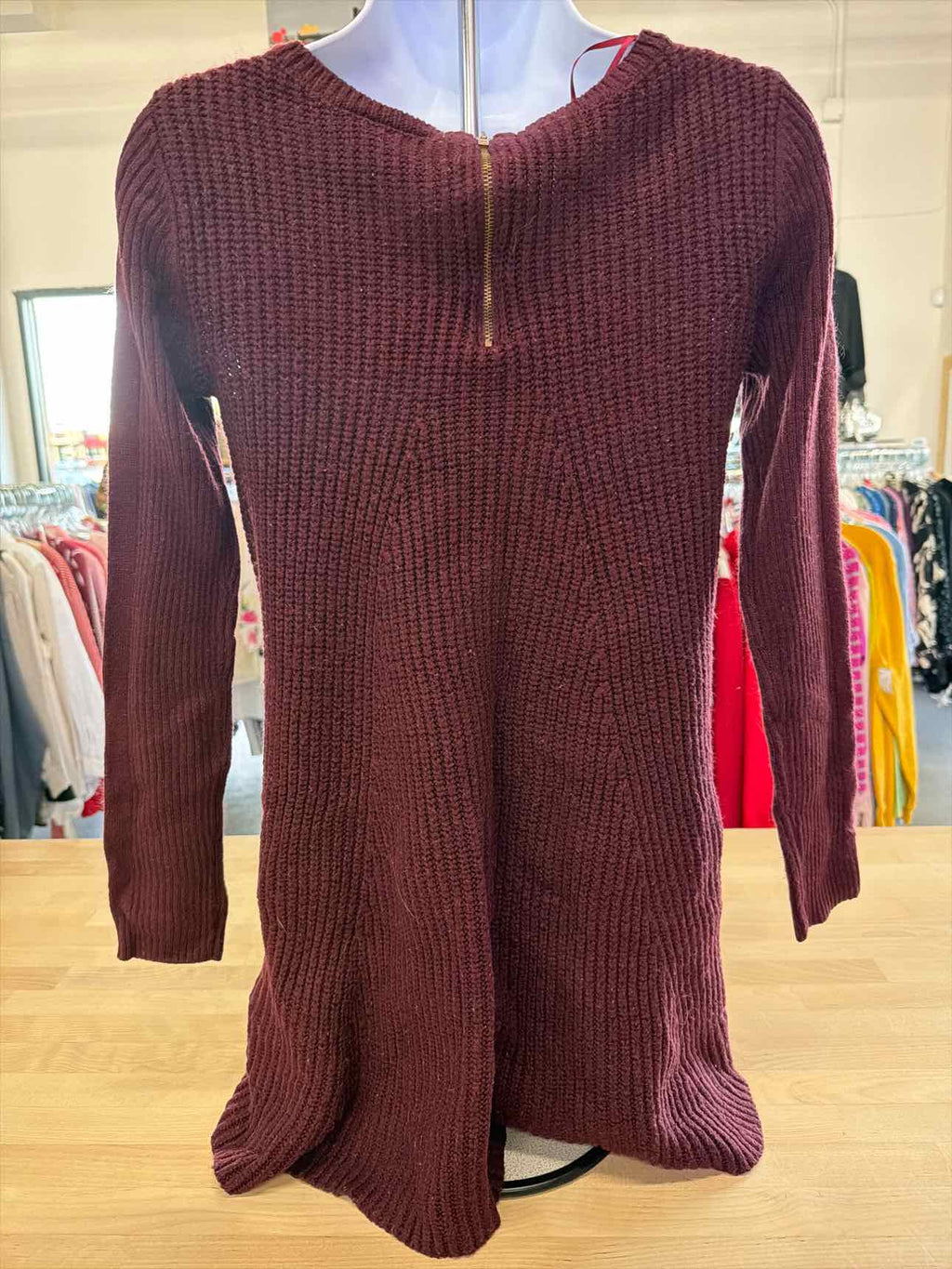 Romeo & Juliet Size M Maroon Sweater