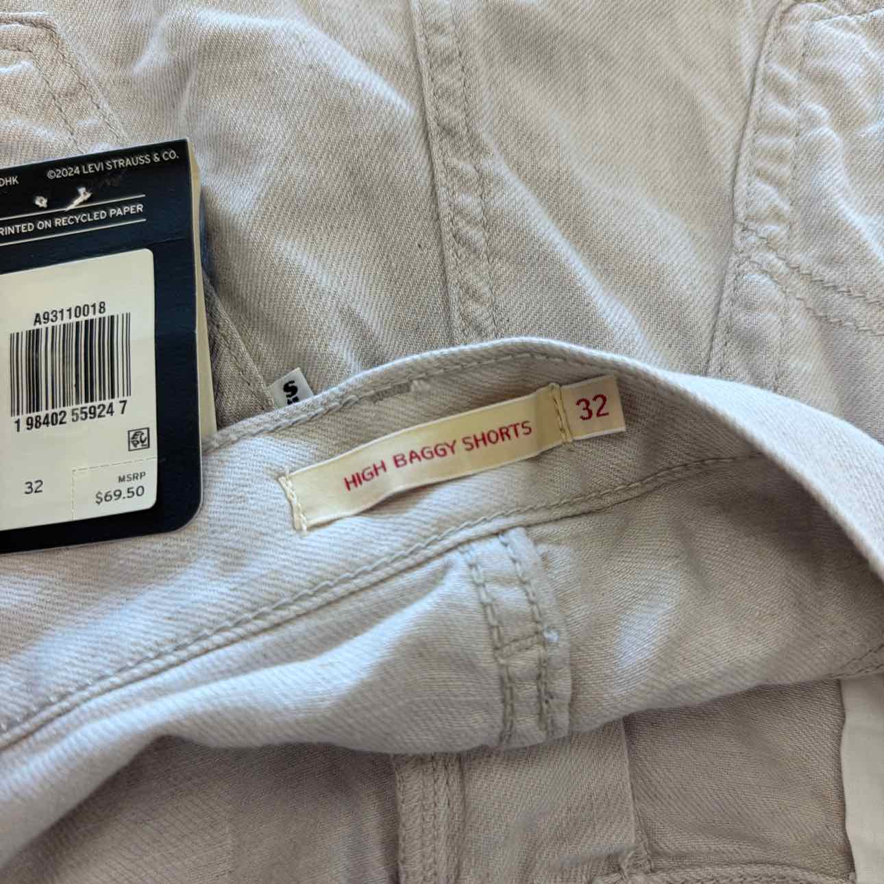 Levi's Women Size 32 Tan New Shorts
