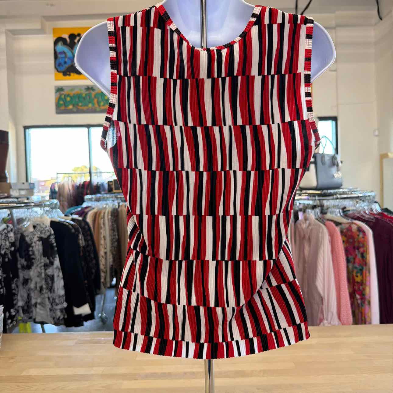 Size L Red Used Sleeveless
