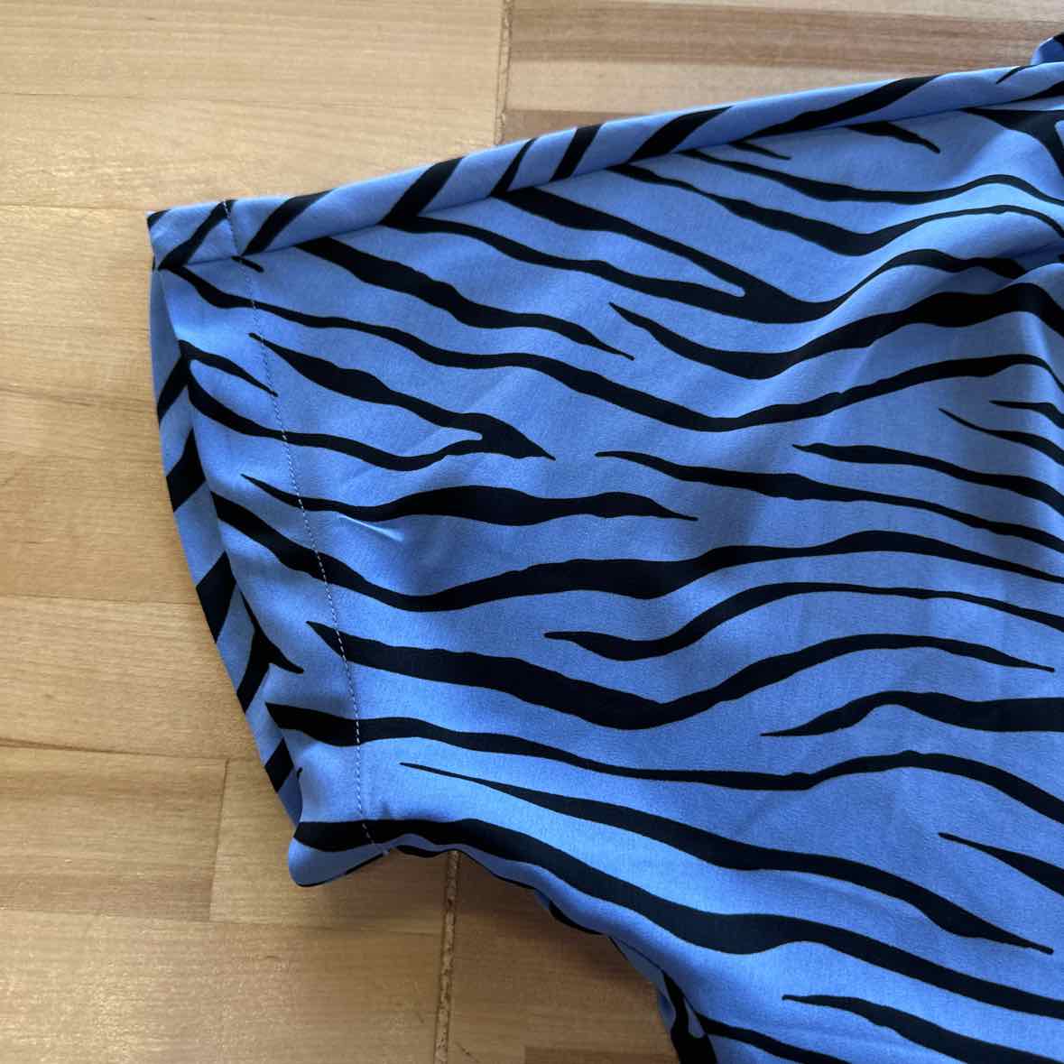 Elodie Size M Blue Button Down Shirt