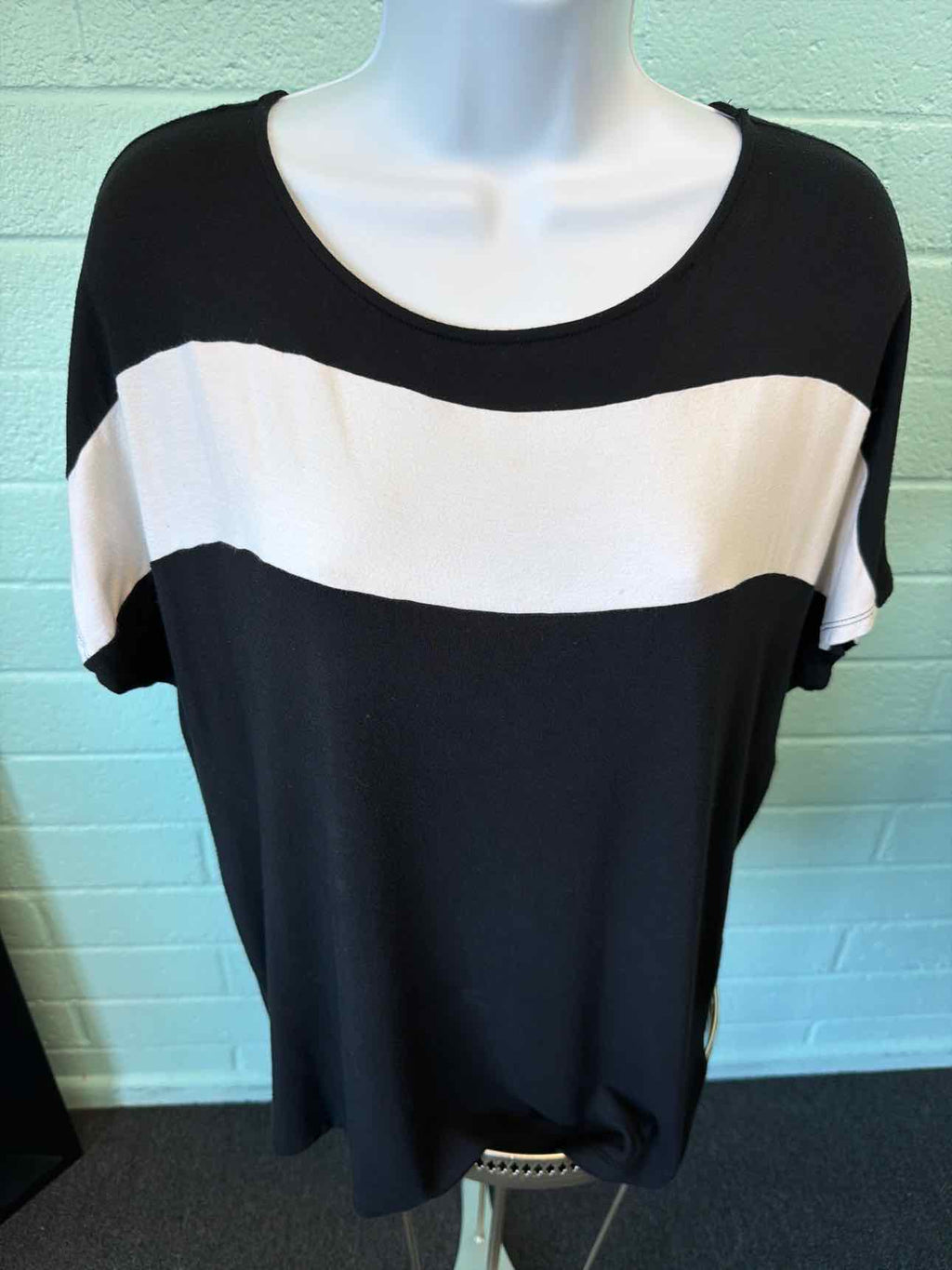 Dana Buchman Size M White & Black Shirt
