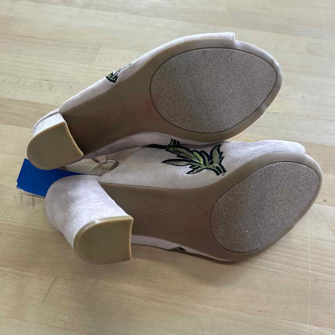 Betsey Johnson Size 9 Pink Preloved Mules