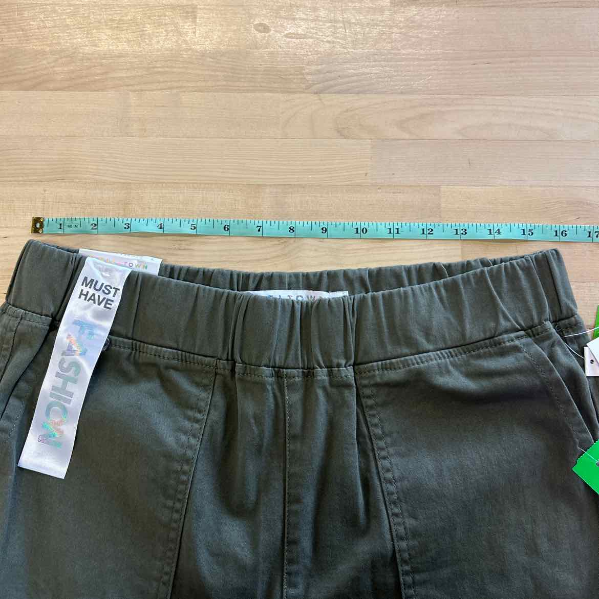TINSELTOWN Size L Green Pants