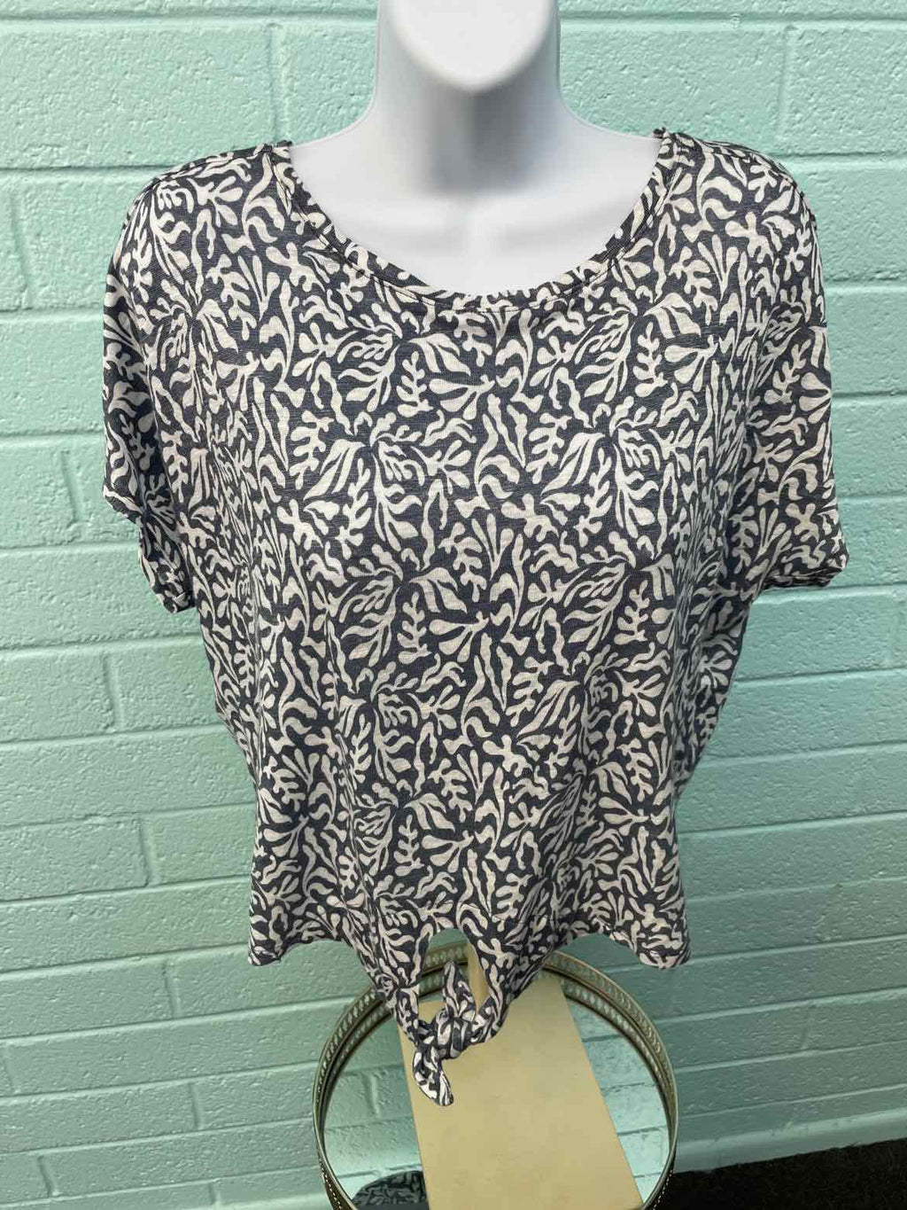 Chico's Size 00 Gray & White Shirt