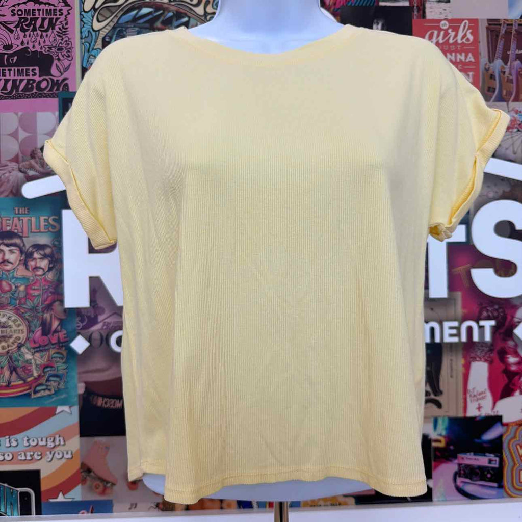hippie rose Size M Cuffed Short-Sleeve Tee