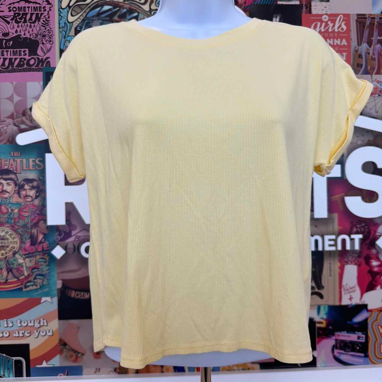 hippie rose Size M Cuffed Short-Sleeve Tee